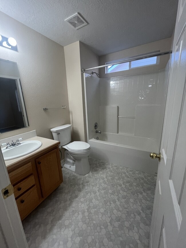 Building Photo - 2645 N Englewood Way