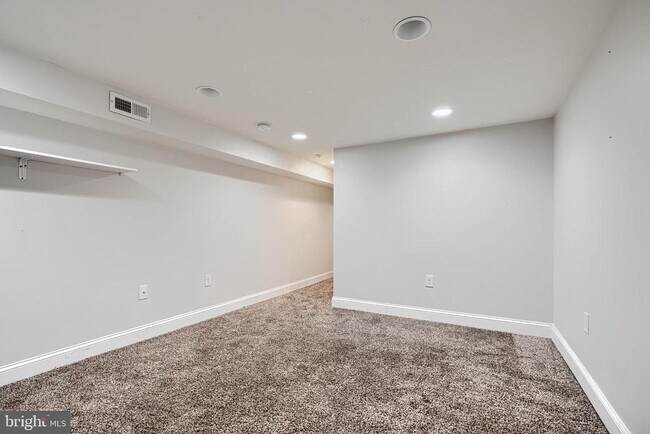 Building Photo - 1730 E Chase St