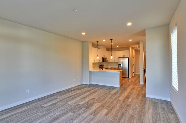 Building Photo - Brand New Luxury Townhomes - Avail Nov 1st!