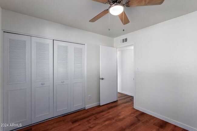 Building Photo - 3827 W Meadow Dr