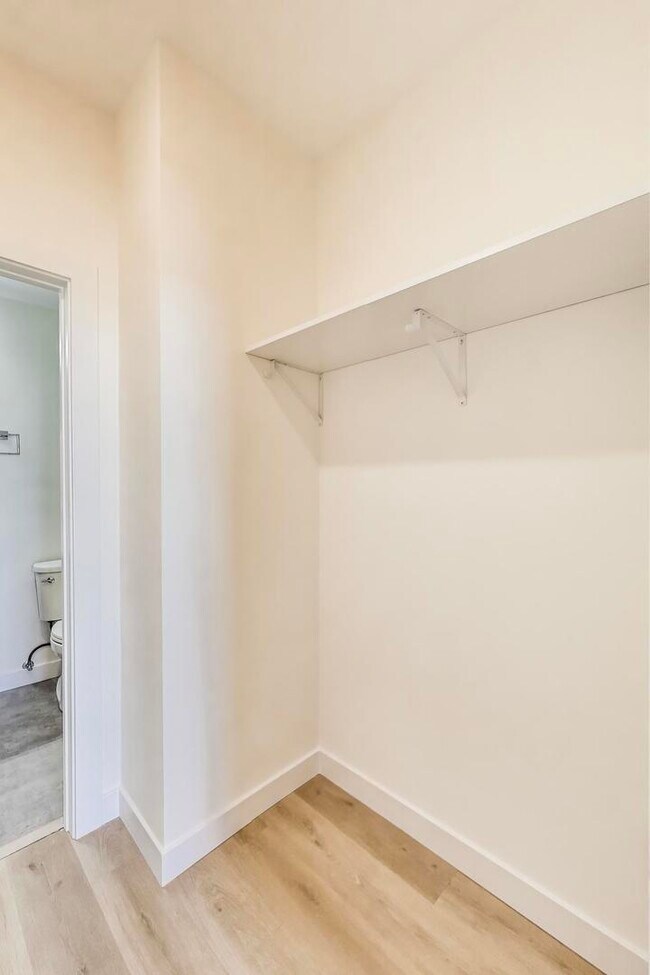 Building Photo - 1950 W Lawrence Ave