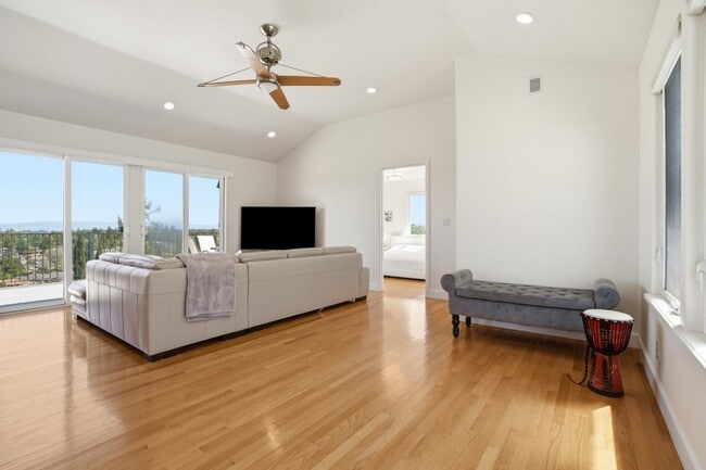 Building Photo - 531 Upland Rd