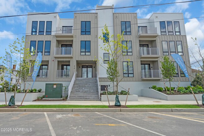 Building Photo - 218 3rd Ave