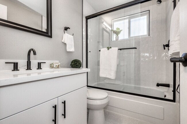 Interior Photo - 1341 Cook