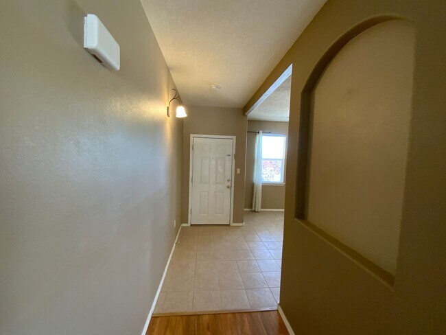 Building Photo - 3 Bedroom Single Story Home Available Near...