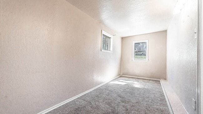 Building Photo - Cozy home awaiting you
