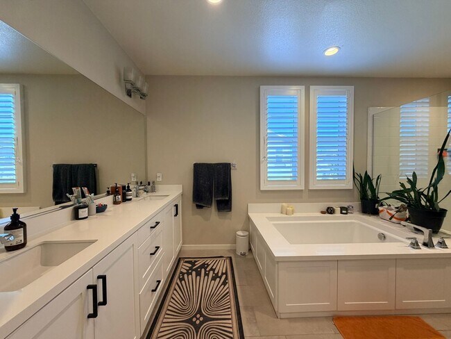 Building Photo - Elegant Rancho Mission Viejo Home with Open Floor Plan