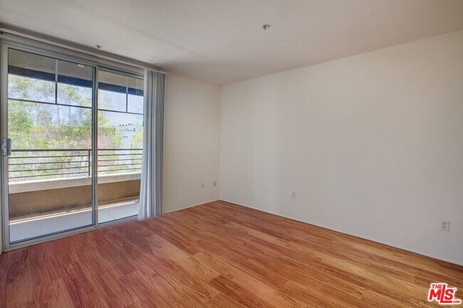 Building Photo - 5553 W 6th St