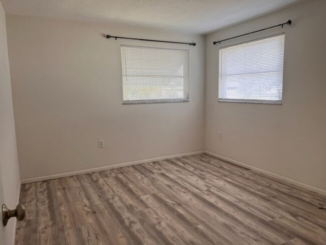 Building Photo - MOVE-IN READY!  2BR/2BA/1CG IN VENICE EAST