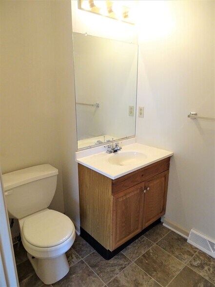 Building Photo - 822 Woodridge Dr