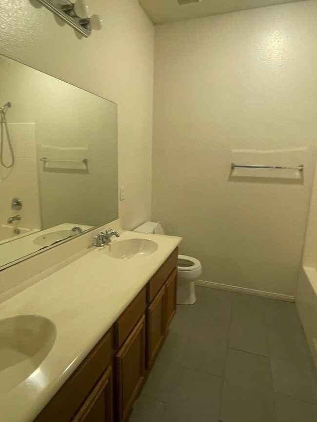 Building Photo - Hesperia- 3 Bedrooms, 2 bathrooms, New pai...