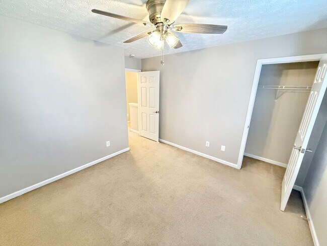 Building Photo - West Knoxville 37932 - 4 bedroom, 2.5 bath home - Contact Tanner Fee (865) 850-5103