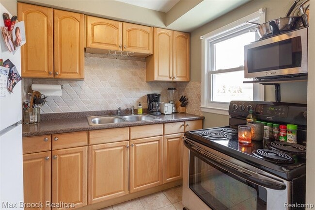 Building Photo - 1997 Henrietta St