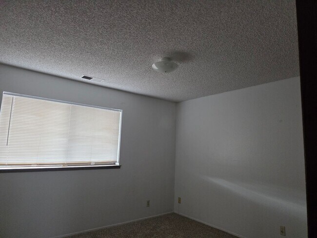 Building Photo - Cute Townhouse