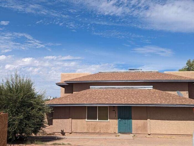 Building Photo - MOVE IN READY!!! TOWNHOME!! 2 BEDROOMS 2.5...