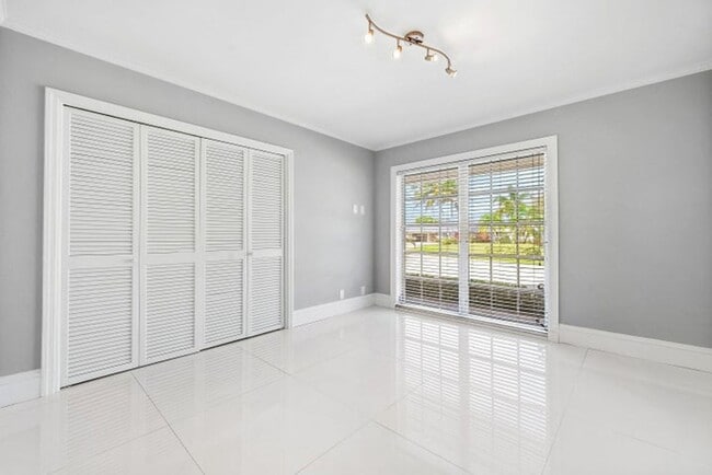 Building Photo - 417 N Country Club Dr