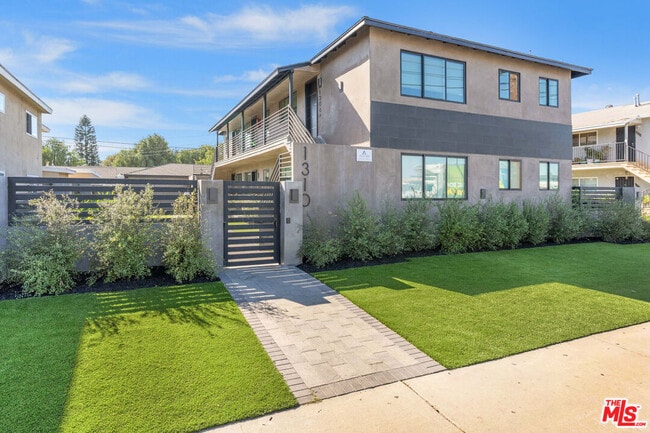 Building Photo - 1310 W Valencia Dr