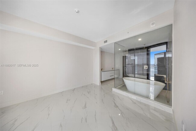 Building Photo - 700 NE 24th St