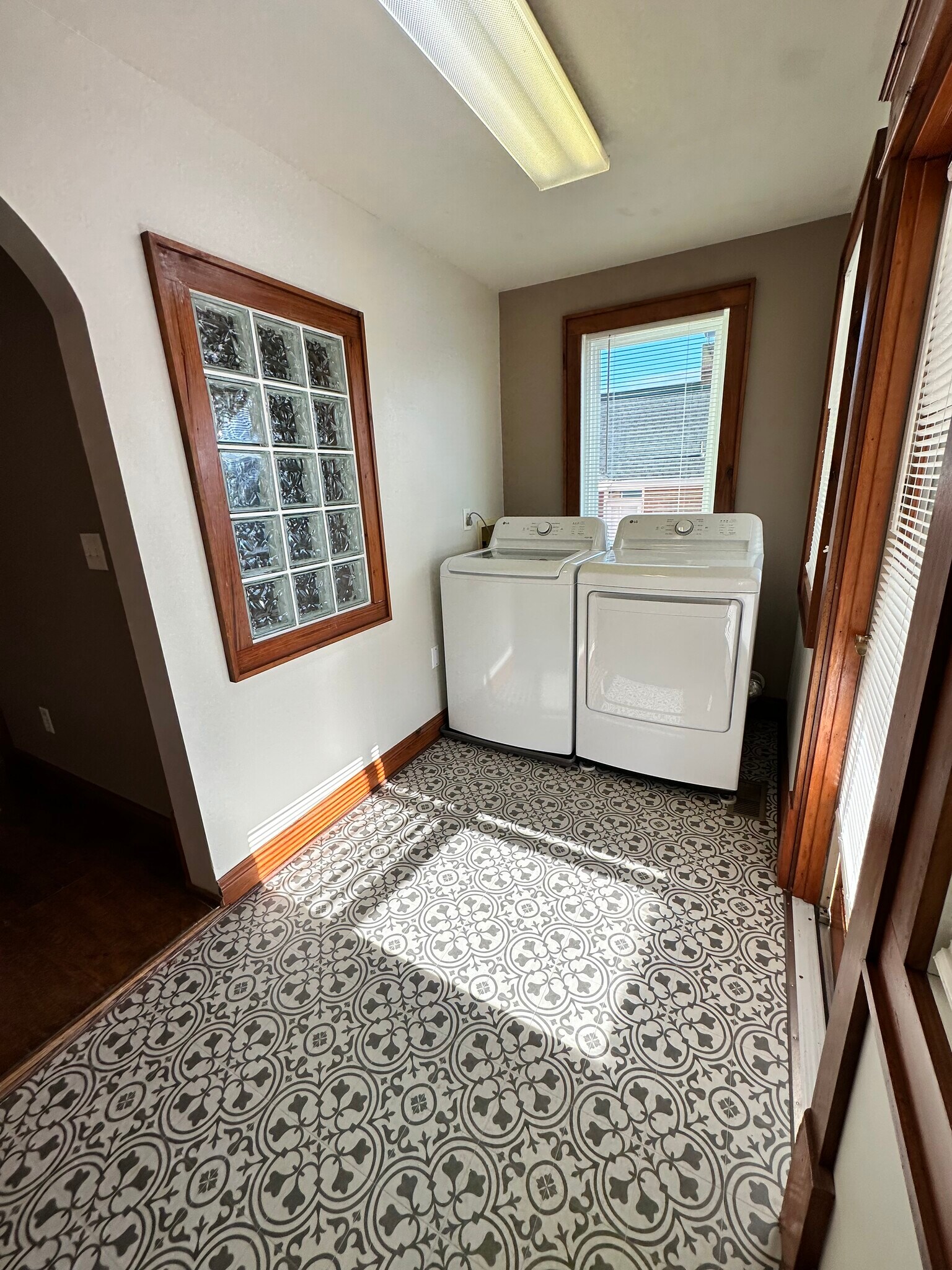 Building Photo - 923 E Hillcrest Dr