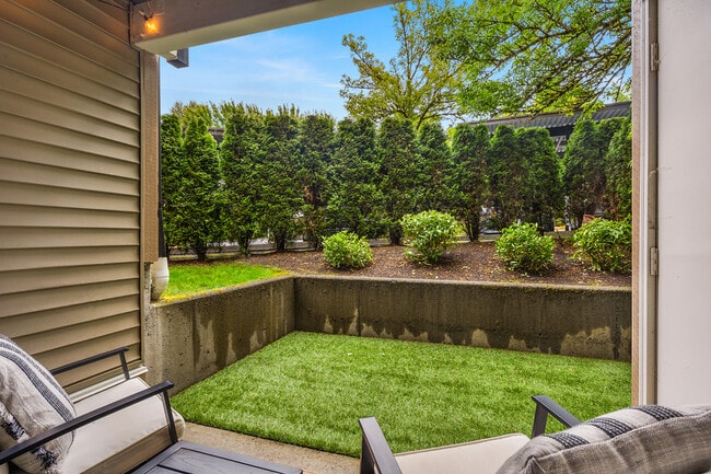 Building Photo - 215 9th St