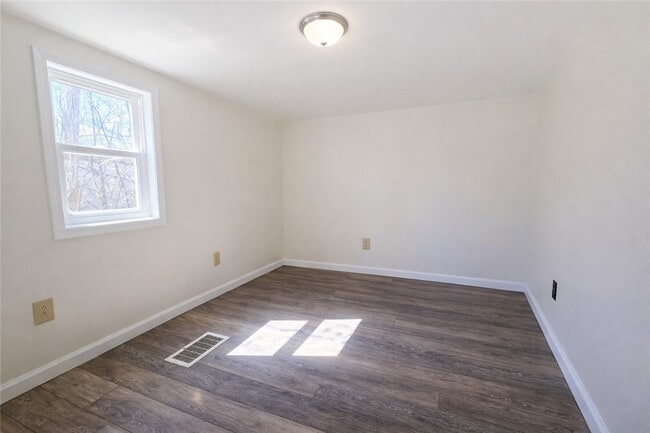 Building Photo - 350 Waterloo Geneva Rd