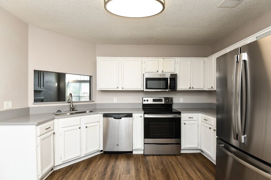 Building Photo - 2500 Creekwood Ln