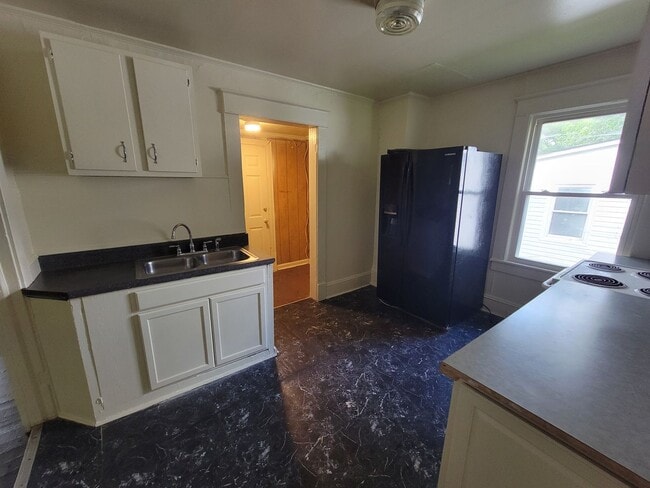 Building Photo - 3 Bedroom 1 Bathroom House