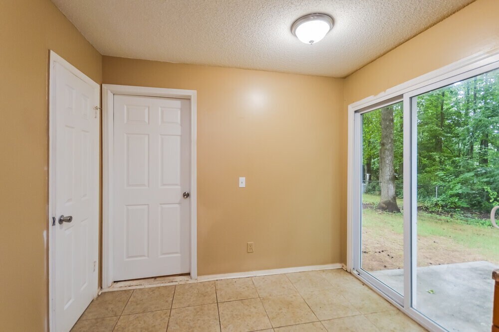 Building Photo - 5438 Farmview Close