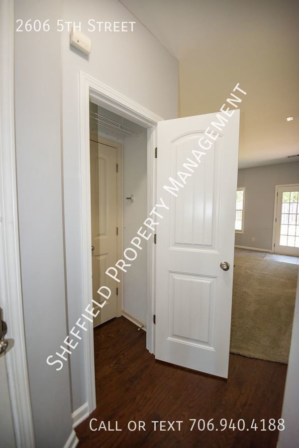 Building Photo - 2606 5 St