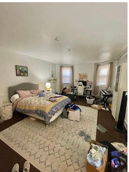 Building Photo - 1073 Beacon St