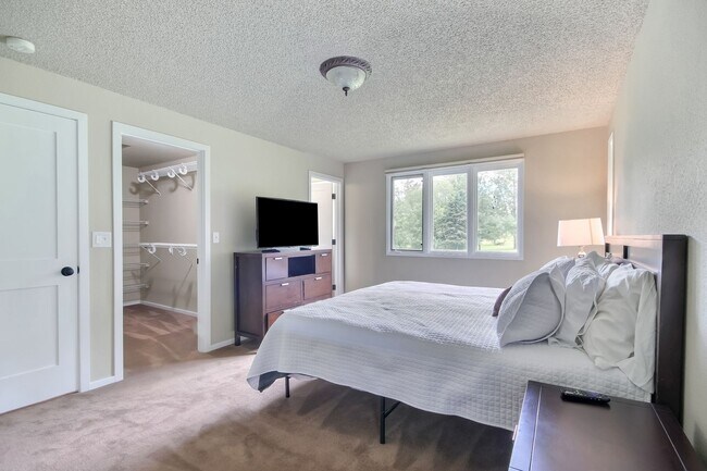 Building Photo - Fantastic Remodel in E Renton Highlands!