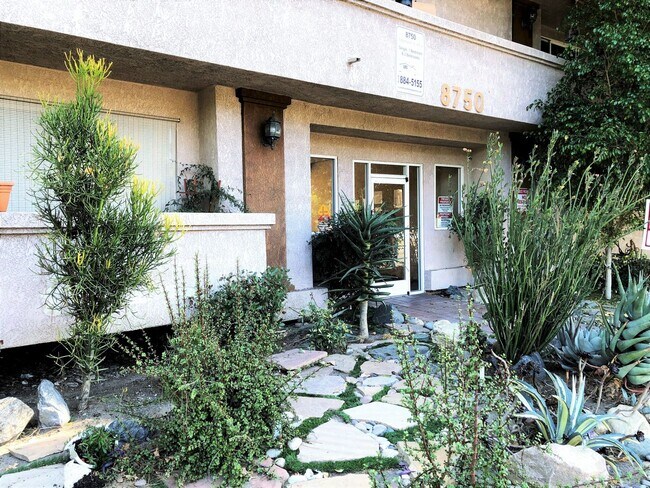 Building Photo - Large, spacious and bright 1bd/1ba central to everything!