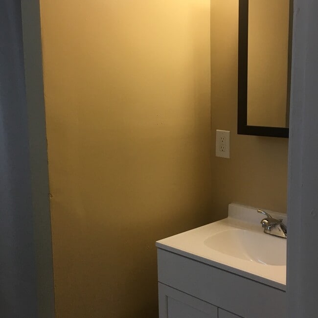 Building Photo - Large 3 bedroom one bath home