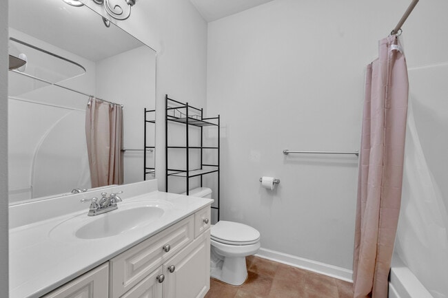 Building Photo - 1017 Ashwood Dr