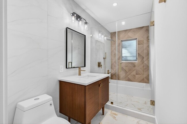 Building Photo - 2 BEDROOMS 1 BATHROOM!