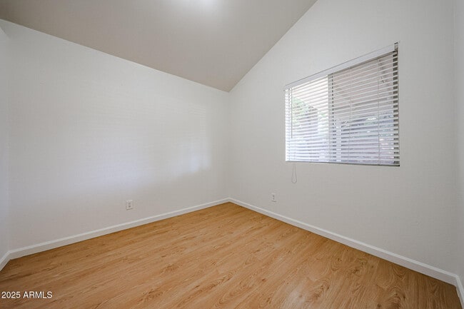 Building Photo - 214 S Rush Cir E