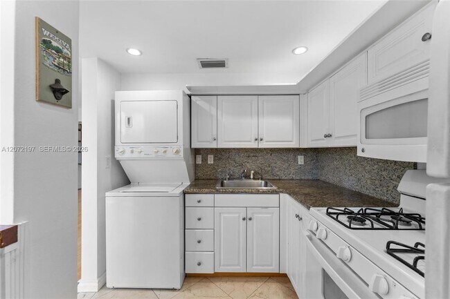 Building Photo - 2539 S Bayshore Dr