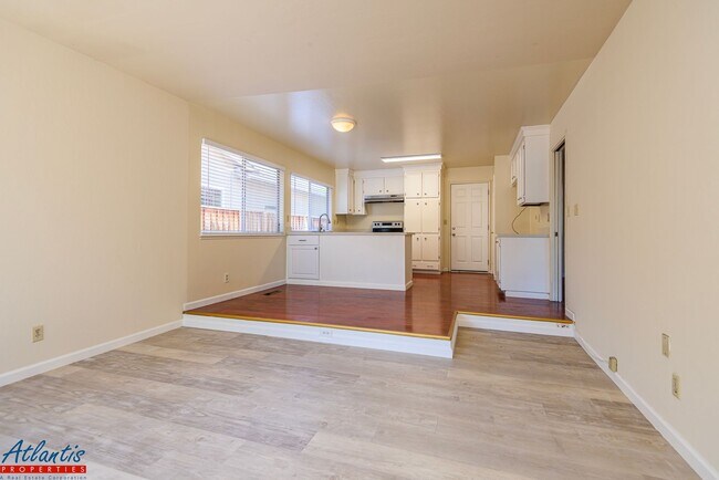 Building Photo - Lovely Blossom Valley Home