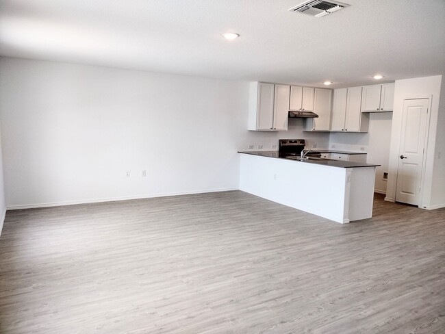 Building Photo - 1214 Janzen Rd