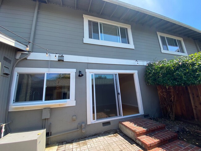 Building Photo - Recently Redone Danville 3Bed/2.5BA Two St...