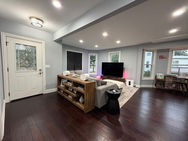 Building Photo - 473 E Elm St