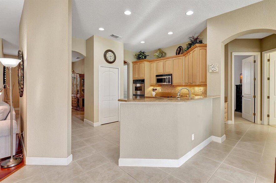 Building Photo - 827 SW Grand Reserves Blvd