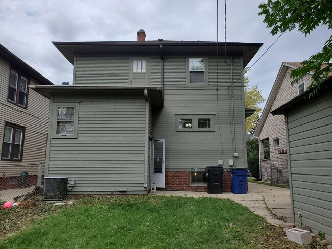 Building Photo - Immaculate 4 Bedroom Single Family with Central AC and Detached Garage, parking lane, and Large B...