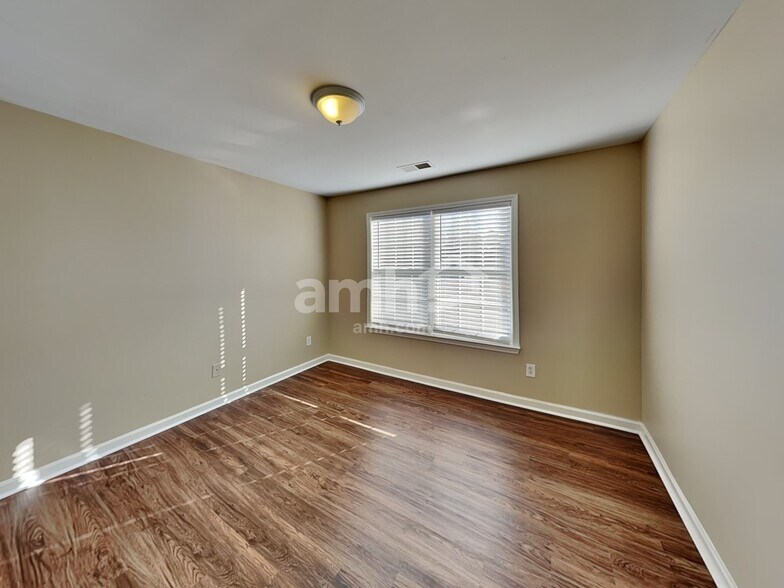 Building Photo - 9740 Lakemoore Cv