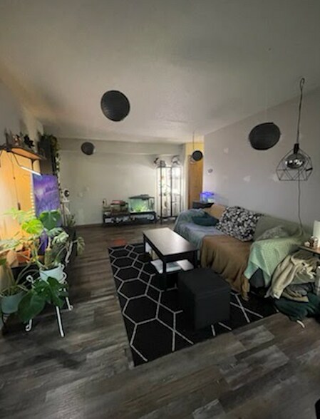 Building Photo - 903 11th Ave S