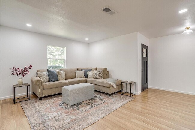 Building Photo - 1701 Larkspur Dr