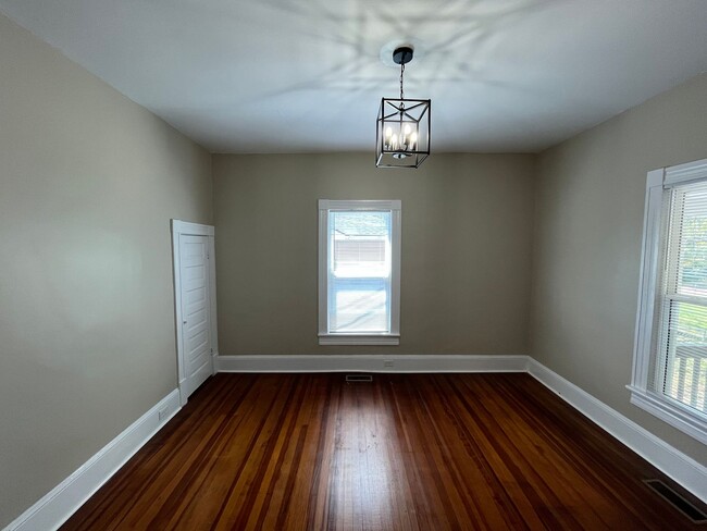 Building Photo - Newly Renovated 2 Bedroom Bungalow!!!