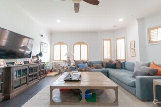 Building Photo - 143 N Arnaz Dr