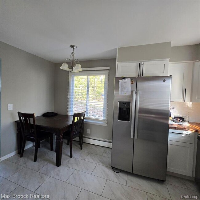 Building Photo - 805 S Winding Dr