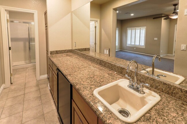 Building Photo - Stunning 6 Bedroom Home With Casita Pool H...